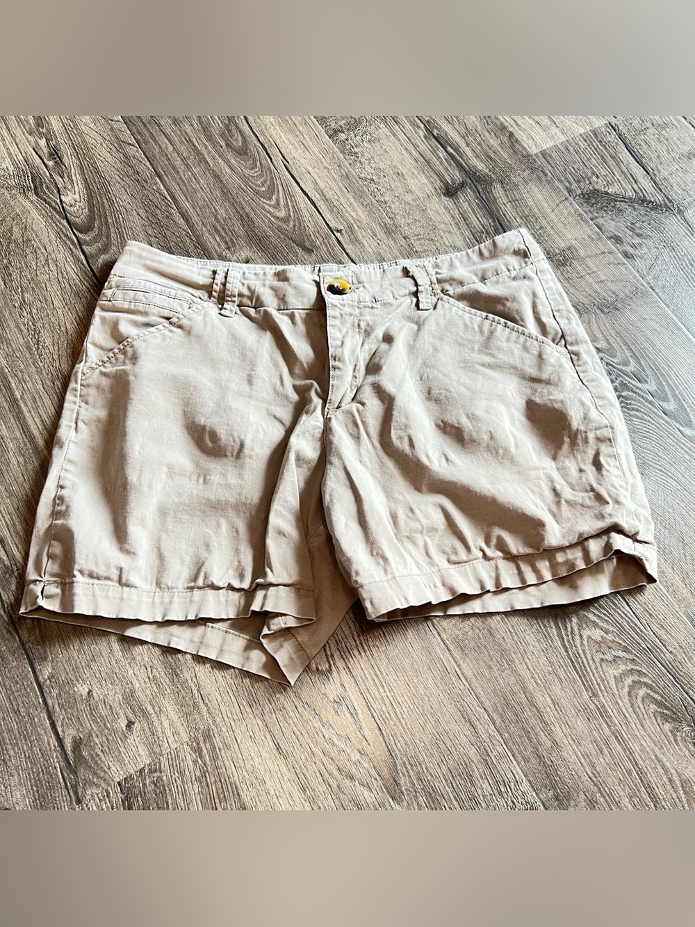 Lee Women’s Midrise Fit 1889 Khaki Shorts Size 10 Medium 5.5” Inseam